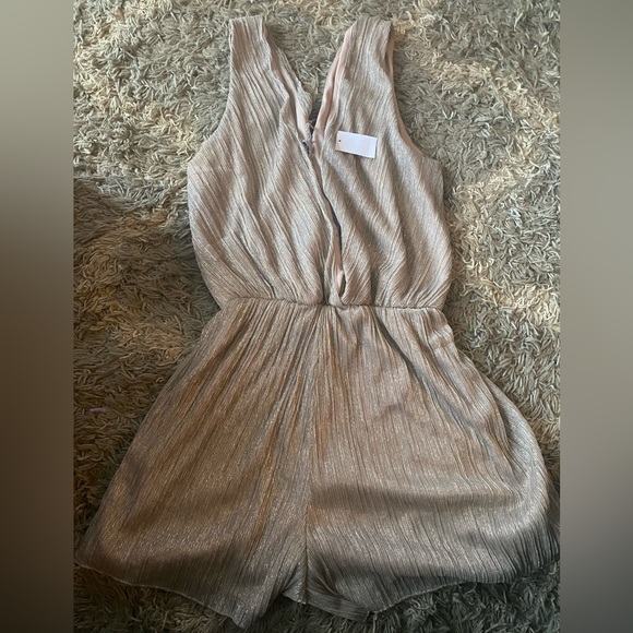 NWT Charlotte Russe Romper 
Size 1x
Beige/gold with metallic - Picture 2 of 5